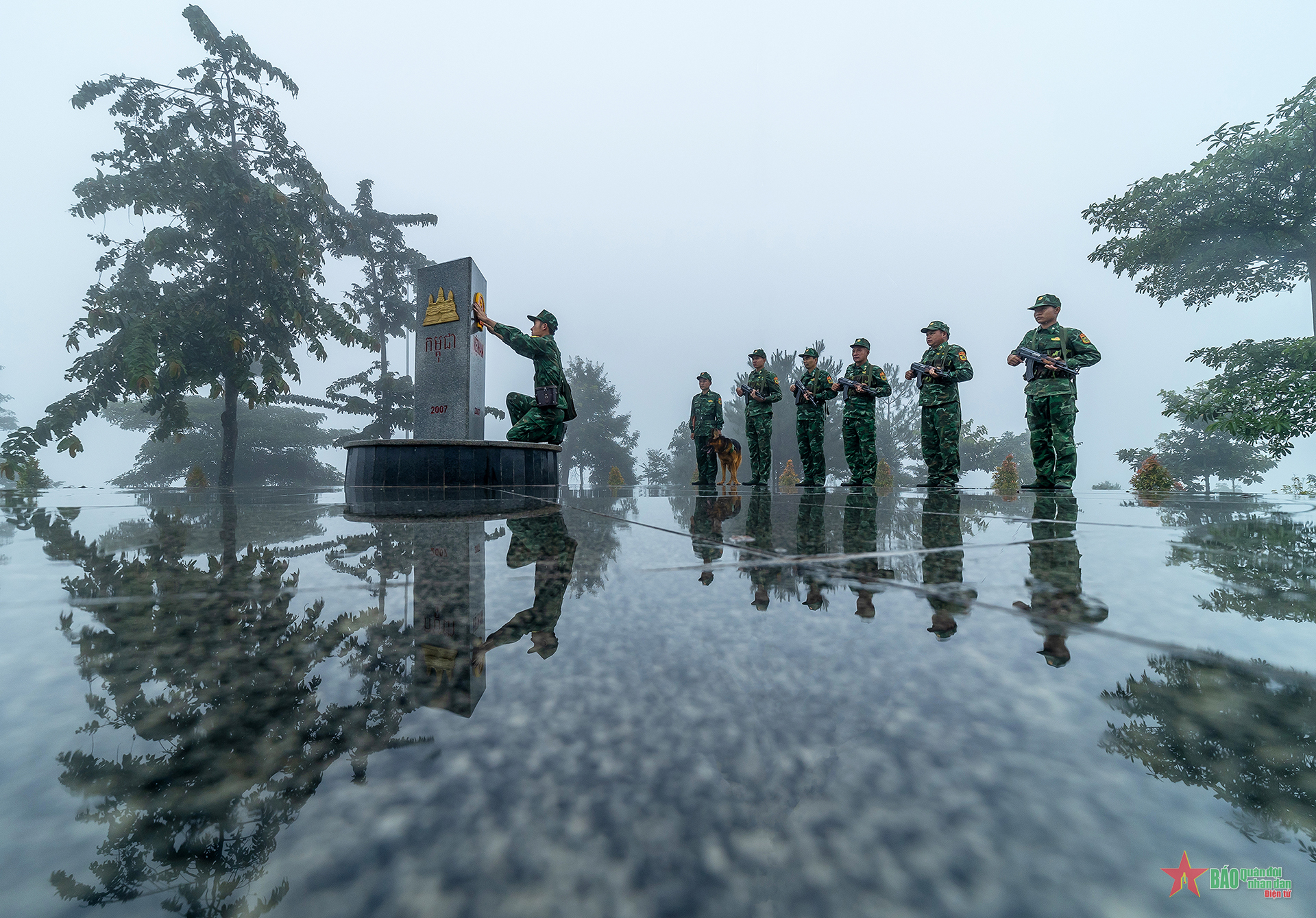 Sương sớm trên cột mốc ngã ba biên giới